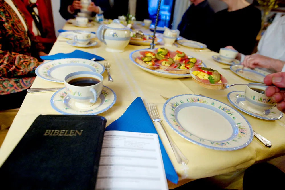 Barne- og familiedepartementet (BFD) har fått inn 33 klager fra trossamfunn som har mistet statsstøtten fordi de har oversett søknadsfristen. Illustrasjonsfoto fra en bibelgruppe.