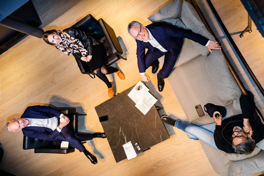Jan Tore Sanner (fra venstre), Iselin Nybø, Øystein Eriksen Søreide, Abelia-sjef og gründeren Wasim Rashid i Orbit Technology håper den nye opsjonsskatteordningen vil treffe bedre enn den forrige.