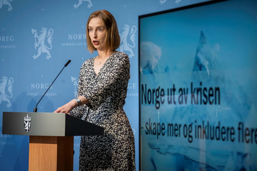 Næringsminister Iselin Nybø vil ha årlige undersøkelser av betingelsene i avtalene i dagligvarebransjen.