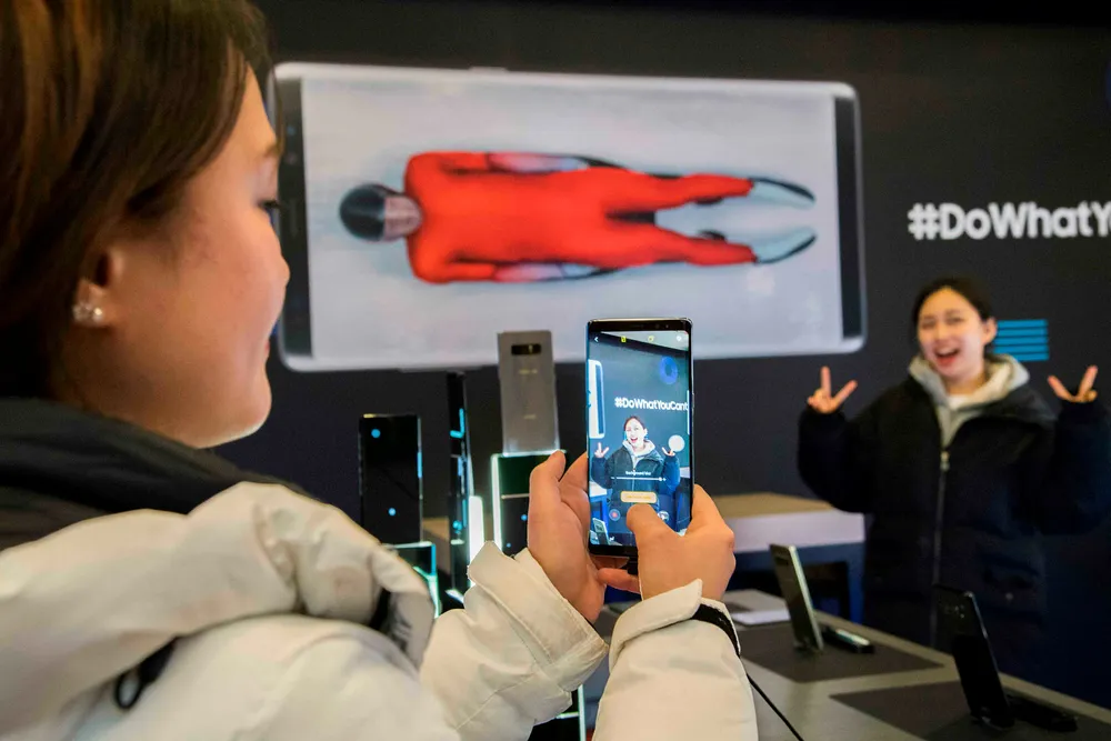 Samsung er hovedsponsor under vinter-OL og alle utøvere får gratis smarttelefoner. En rekke skandaler gjør at selskapet holder en lav profil. Andre teknologiselskaper tester ut fremtidens mobilløsninger. Foto: Flordian Choblet/AFP/NTB Scanpix