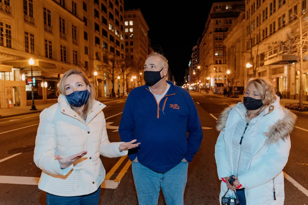 John, DeeDee Pierre og Caitlin Wilcoy trosset myndighetenes råd og kjørte fra Florida til Washington, D.C. for å overvære at Joe Biden innsettelse som president. – Verden har ristet på hodet av oss. Nå håper jeg at det tar slutt, sier John Wilcoy.