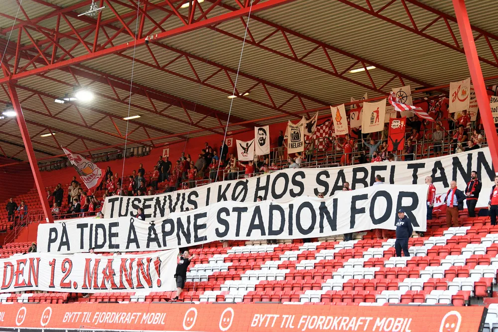 Savnet av publikum markeres på tribunene før eliteseriekampen i fotball mellom Brann og Kristiansund på Brann Stadion 25. juli.
