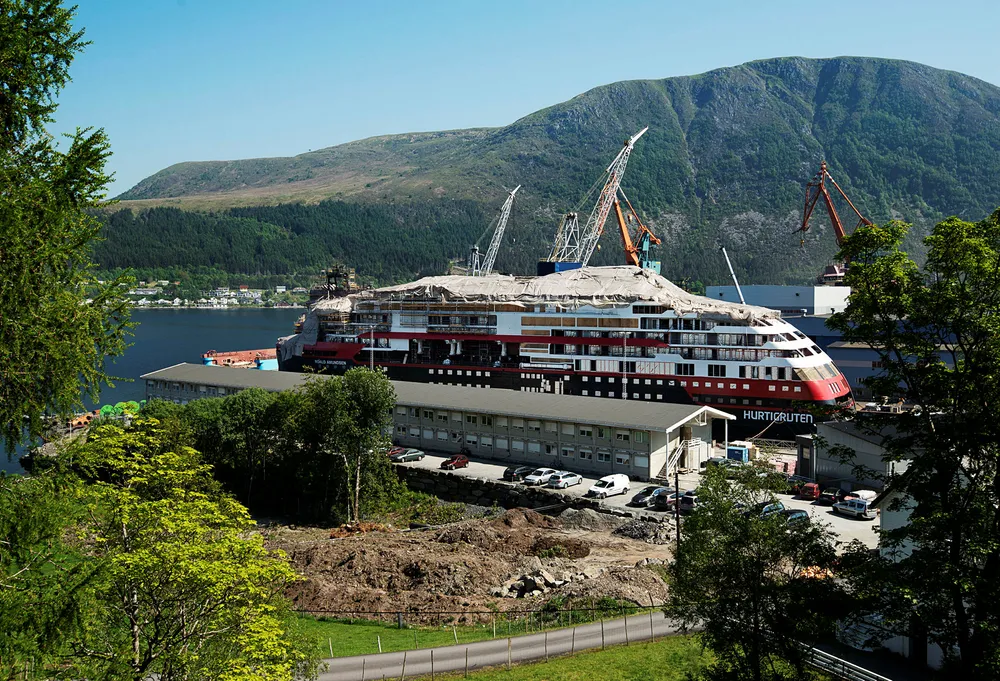ESA gir grønt lys for milliardkompensasjon til Hurtigruten og Havila. Her er hurtigrutens "Roald Amundsen" avbildet.