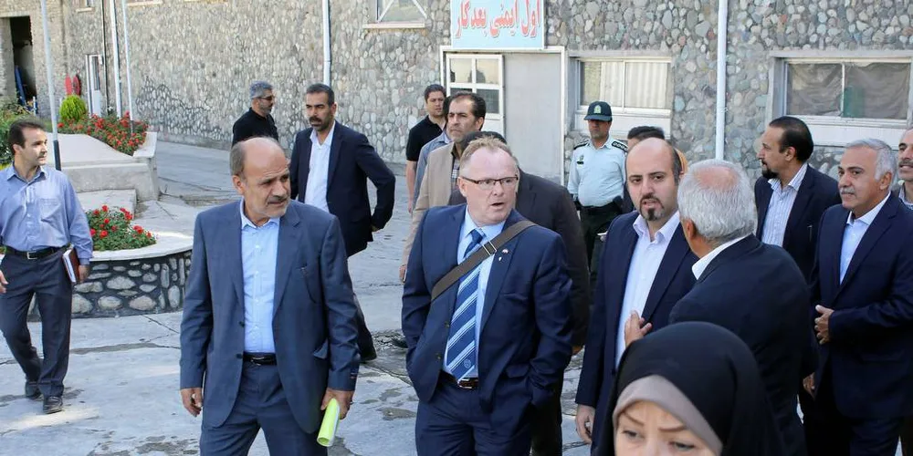 I IRAN: Fiskeriminister Per Sandberg besøker Iran med en norsk delegasjon. Her fra besøk på foredlingsanlegg der norsk laks bearbeides.