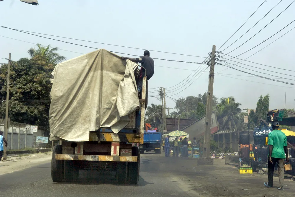 Den viktigste grunnen for mange fattige i Afrika til å kjøpe bitcoin var håp om å engang komme opp fra fattigdommen, skriver Robert Næss. Gatebilde fra Nigeria.