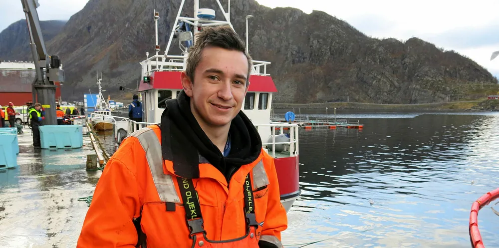 UNG KAIFORMANN: Ruben Wist (20) fra Sommarøy i Tromsø kommunene jobber som kaiformann hos Øksford Fiskeindustri i Loppa kommunen i Vest-Finnmark.