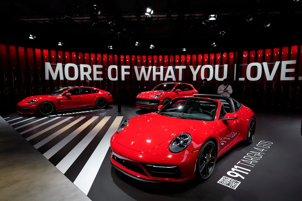 Porsche viser frem sine nyeste biler under en messe i Los Angeles, i november 2021. Her: Porsche-modellen 911 Targa 4 GTS.