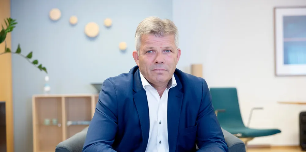 Fiskeri- og havminister Bjørnar Skjæran (Ap) sitt departement gir ikke tydelig svar på hvorfor lakseauksjonene ble utsatt.