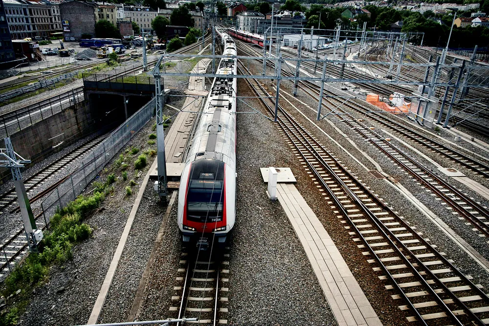 Tog på vei inn til Oslo S. Laber punktlighet i det siste fører til at NSB ber politikerne ta affære. Foto: Gunnar Blöndal