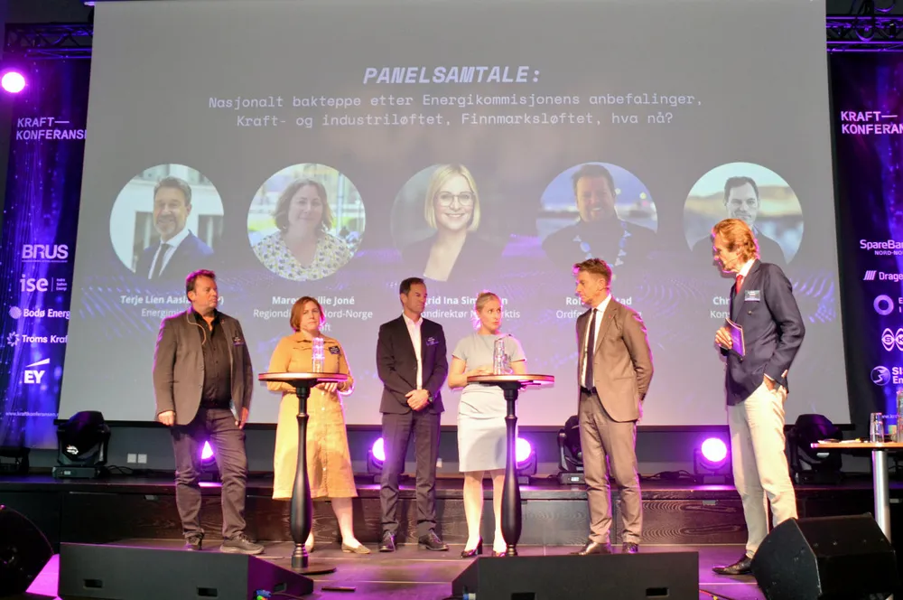 Debatt i Bodø. Fra venstre: Berlevåg-ordfører Rolf Laupstad, Maren Sisilie Joné (Statkraft), Christian Stav (NTE), Sigrid Ina Simonsen (NHO Arktis), energiminister Terje Aasland og ordstyrer Erik Wold.