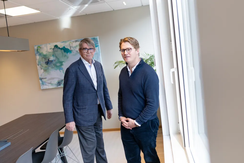 Jan Petter Sissener (70) går av som daglig leder for forvaltningsselskapet han har bygget opp. Sønnen Jan Philippe Sissener tar over.