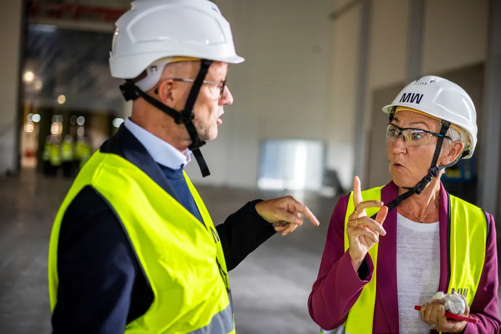 NHOs leder Ole Erik Almlid og LOs leder Peggy Hessen Følsvik besøker Morrows batterifabrikk i Arendal.