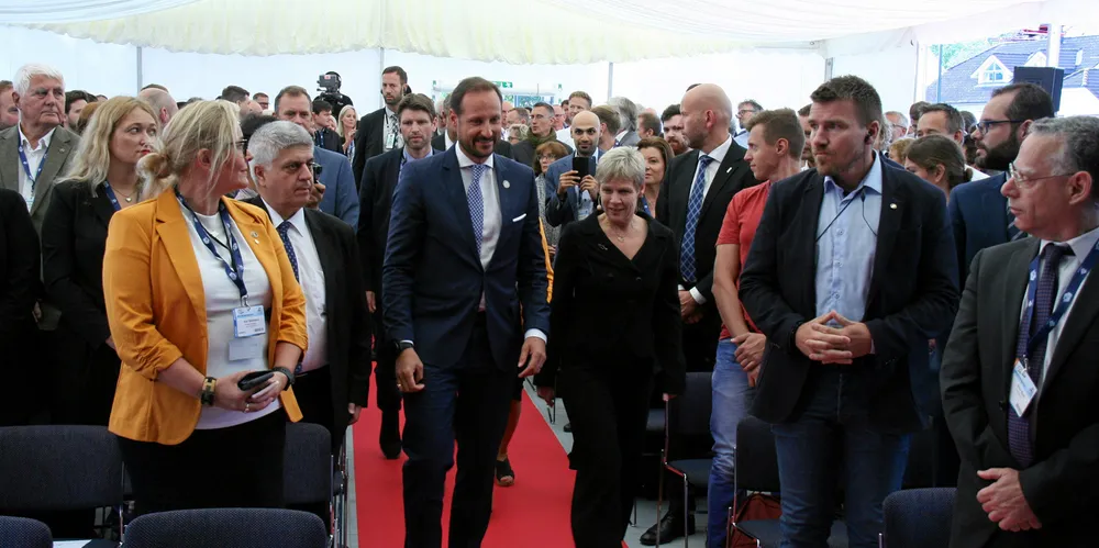 Kronprins Haakon var med under åpningen av Aqua Nor 2019. Her sammen med daværende fiskeriminister Harald T. Nesvik og styreleder i stiftelsen Nor Fishing og fiskeridirektør Liv Holmefjord.