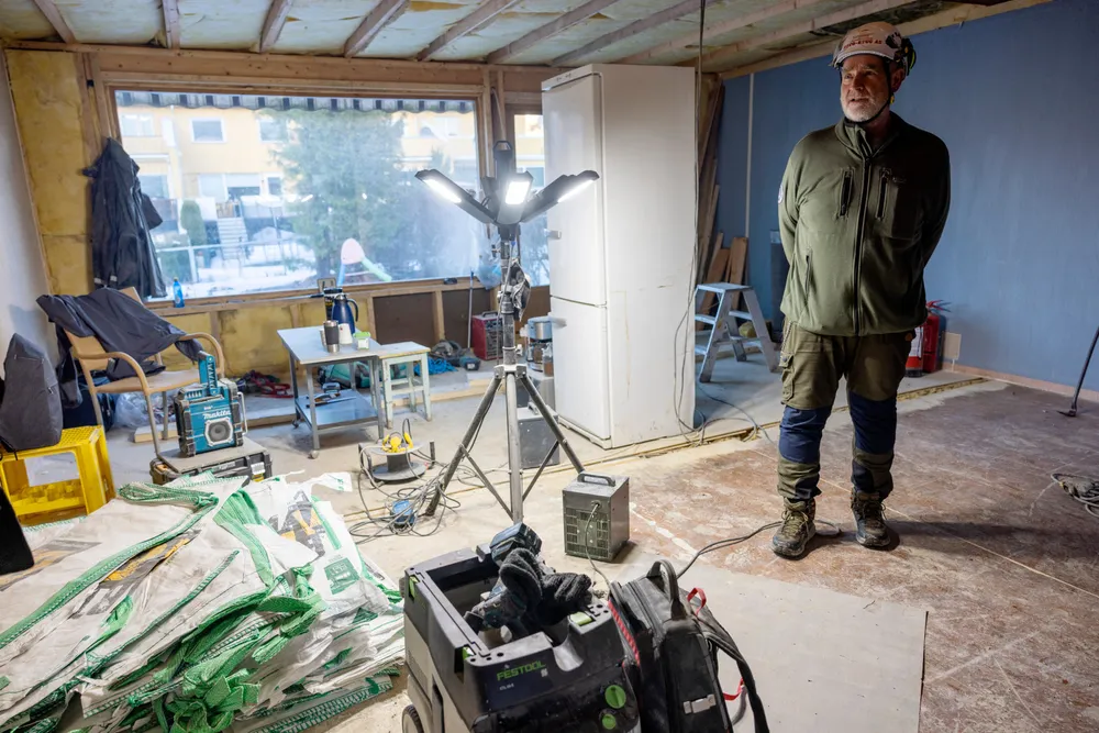 – Å drive i et marked med så store prissvingninger er håpløst når man må gi fastpris til kundene, sier byggmester Åsmund Østvold.