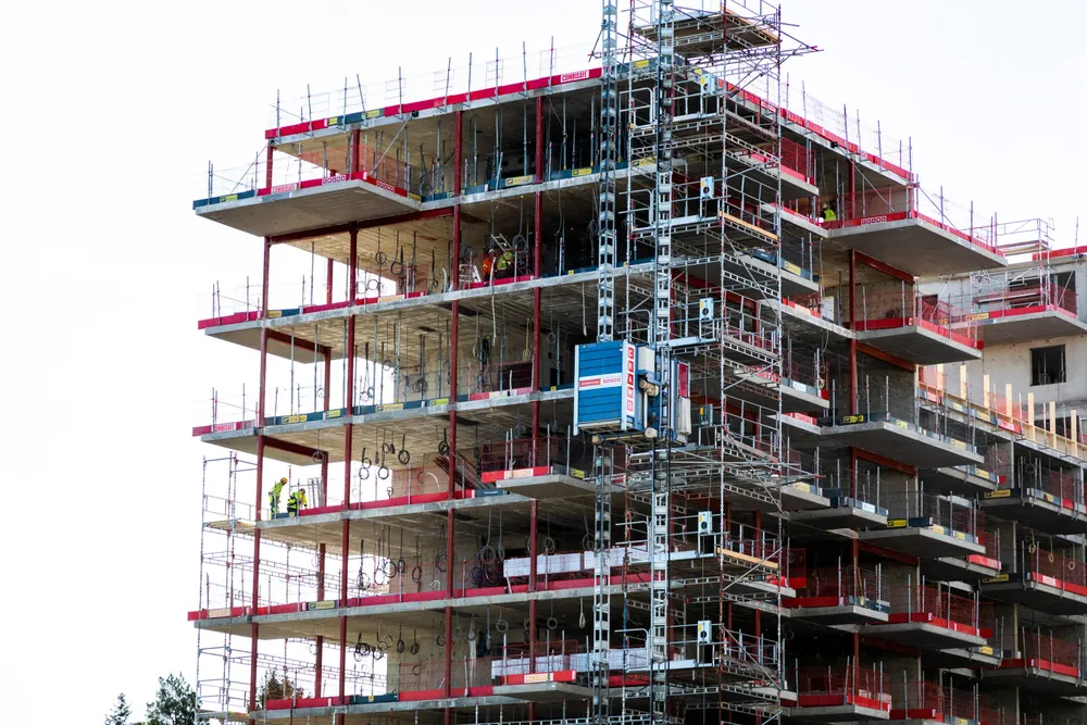 Et boligunderskudd på mer enn 3000 boliger i Oslo neste år bidrar til å presse opp boligprisene i hovedstaden og dermed landsgjennomsnittet, skriver Sara Midtgaard.