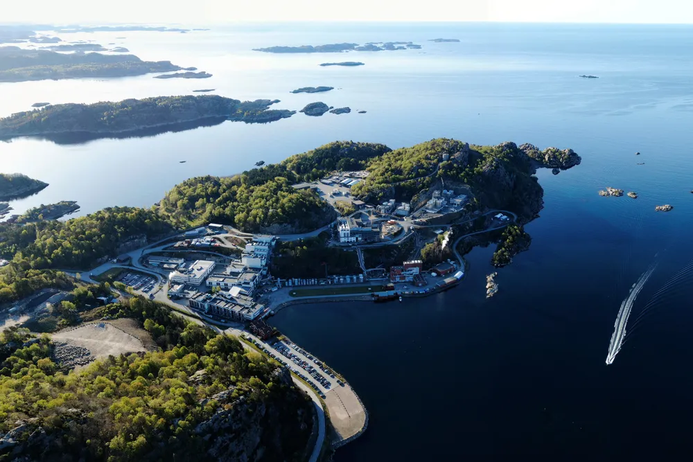 GE Healthcares fabrikk her like ved tettstedet Spangereid i Lindesnes kommune er regionens største arbeidsgiver. Nå blir det investert 800 nye millioner her. Det betyr 100 nye arbeidsplasser.