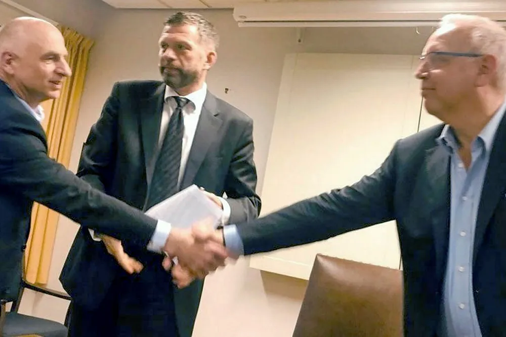 Handshake: as negotiators agree on pay deal for Lederne workers
