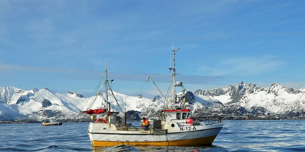 Sjarken «Embla» fra Andenes skal trolig trekkes av skjæret torsdag etter at den grunnstøtte tirsdag kveld.