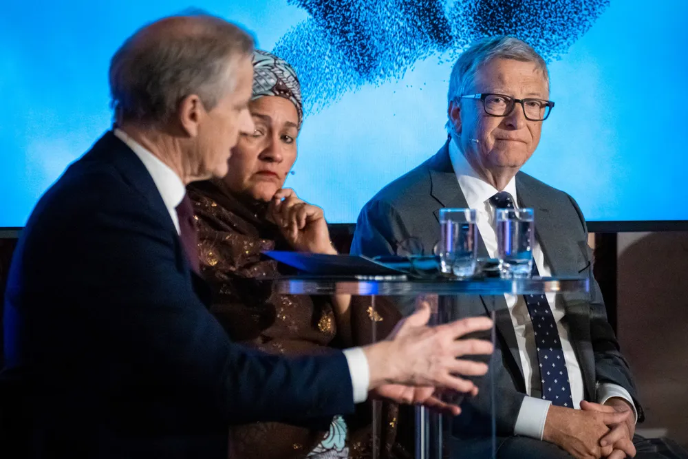 Nøkkelen er å samarbeide på tvers av land og sektorer for å utvikle varslingssystemer og bedre beredskap, skriver Bill Gates og Jonas Gahr Støre, som møttes i Oslo denne uken. FNs visegeneralsekretær Amina Jane Mohammed i midten.