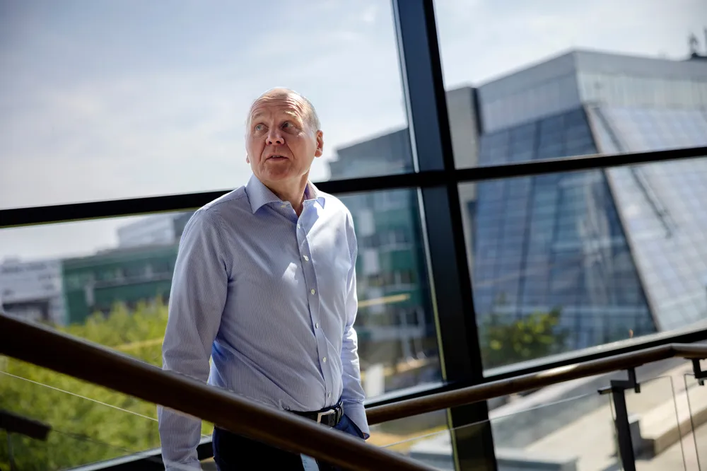 – Hvis du virkelig skal greie å lage et robust rammeverk, så bør dette skje på tvers av Norden, sier Telenor-sjef Sigve Brekke, her på vei fra et møte med DN i Telenor Expo på Fornebu i midten av juni.