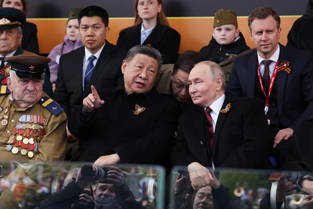 Presidentene Xi Jinping og Vladimir Putin følger med på den militære Seiersparaden 9. mai.