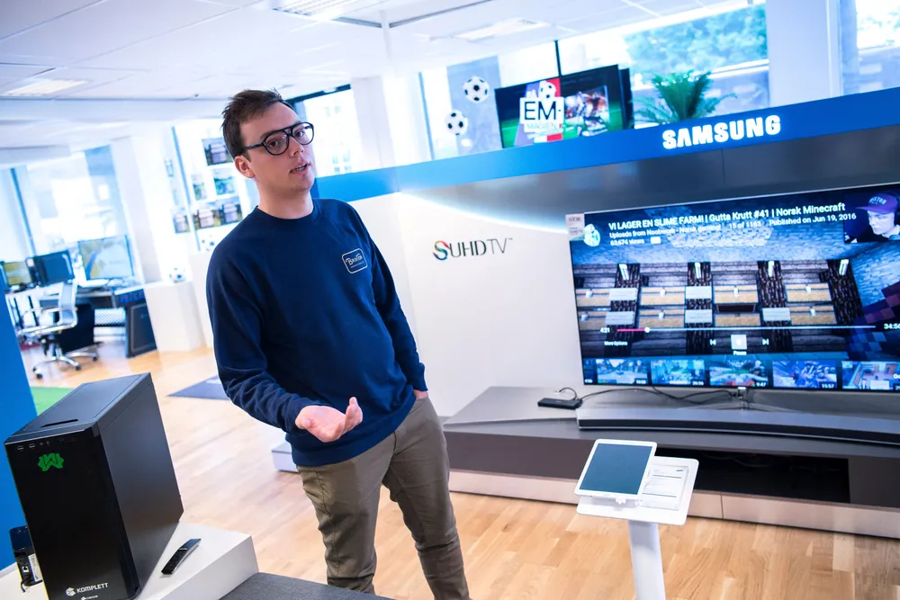 Joachim Haraldsen, sjef og største eier i Omaken, ble først kjent under kallenavnet «Noobwork». Han er en av Norges største Youtubere og fremste e-sport-utøvere. Her avbildet i 2016.