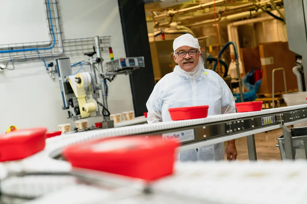 Dårlig sommervær kombinert med produksjonsutfordringer og kraftige prisøkninger på alt fra strøm til melk gjør at Paal Hennig-Olsen varsler underskudd.