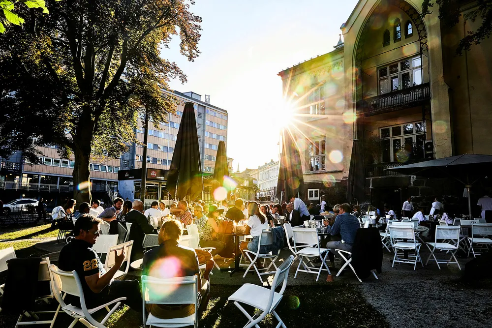 Vi foretrekker kafélivet og nyskapningen og spenningen i byen fremfor det vakre, men kjente og forutsigbare på landet.