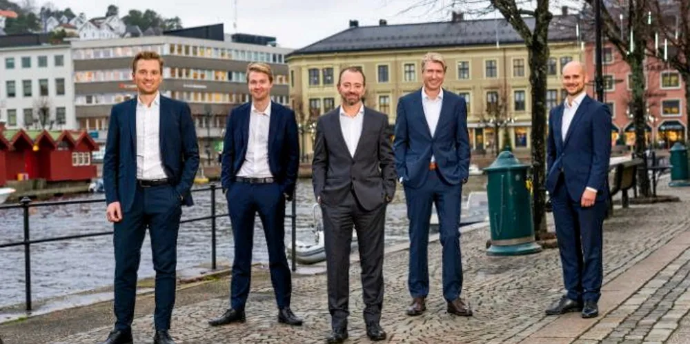 Espen Zachariassen (nr. 2 fra høyre) er administrerende direktør i Alytic, hvor konserndirektør i Arendals Fossekompani, Morten Henriksen (midten), er styreleder. Med i teamet som stod for oppkjøpet av Kontali Analyse, det første selskapet i porteføljen til Alytic, er (f.v.) Per Olav Collin, Magnus Johansen og Stig Henning Svensson.