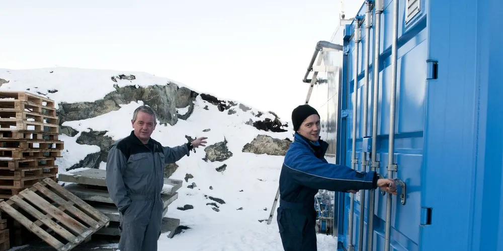Medeier og daglig leder Mikal Arild Eines ved Smøla Klekkeri og Settefiskanlegg ble kåret til Årets navn 2015 av FBFIs lesere. Her med sønnen Finn Håkon Eines. Foto: Kjersti Kvile