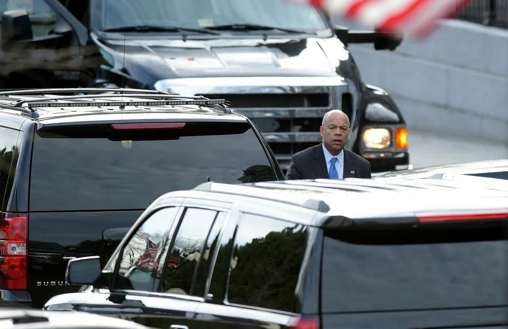 Sikkerhetsminister Jeh Johnson på vei ut fra et møte i Det hvite hus fredag. Han har for tiden hendene fulle med å planlegge sikkerheten rundt innsettelsen av ny president. Foto: Susan Walsh