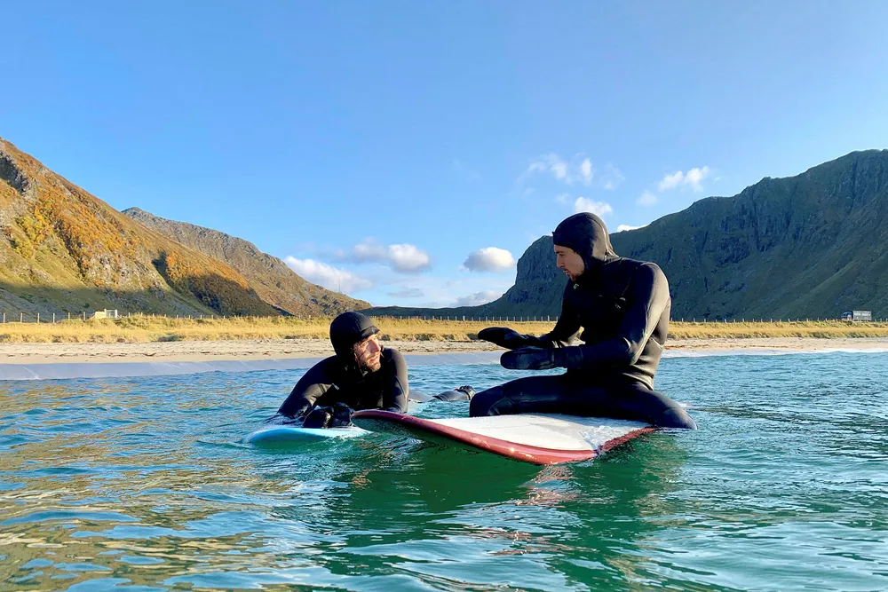 Unstad Arctic Surfing driver blant annet med overnatting, matservering og surfeinstruksjon, og har normalt 25 i arbeid om sommeren. Nå er de 13 på jobb, opp fra ingen i mars.