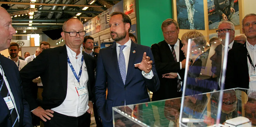 Malcolm Pye, konsernsjef i Benchmark, fikk besøk av kronprins Haakon på selskapets stand etter at de hadde vunnet innovasjonsprisen under Aqua Nor 2019.