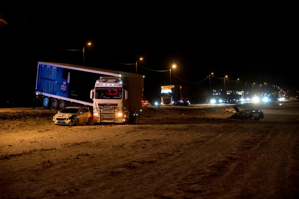 Innleggsforfatterne har gjort det første forsøket på å tallfeste ulempene for trafikantene som følge av forsinkelser etter trafikkulykker. Bildet viser en ulykke på E6 nord for Melhus i 2016. Foto: Ned Alley/NTB Scanpix