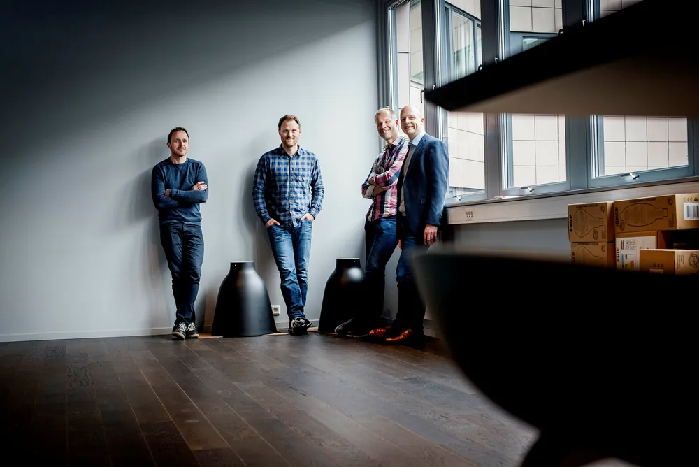 Daglig leder Pål Reinert Bredvei (fra høyre) forklarer Documasters vekst med digitaliseringsbølgen. Her med seriegründer, investor og styreleder Ivar Kroghrud og Yngve Tvedt og Christian Lundvang, Documaster-gründerne som nå til sammen har verdier for over 50 millioner kroner i selskapet. Foto: Skjalg Bøhmer Vold