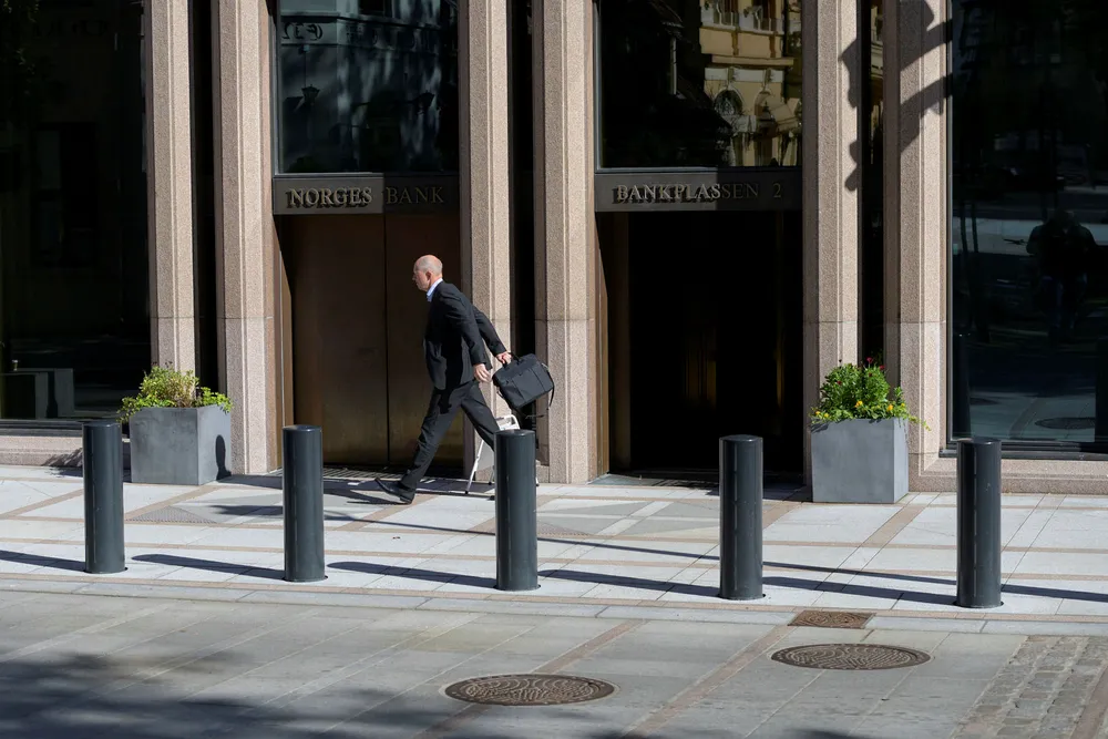 Pressen venter utenfor mens hovedstyret i Norges Bank holder et ekstraordinært styremøte om Nicolai Tangen. Foto: Fartein Rudjord