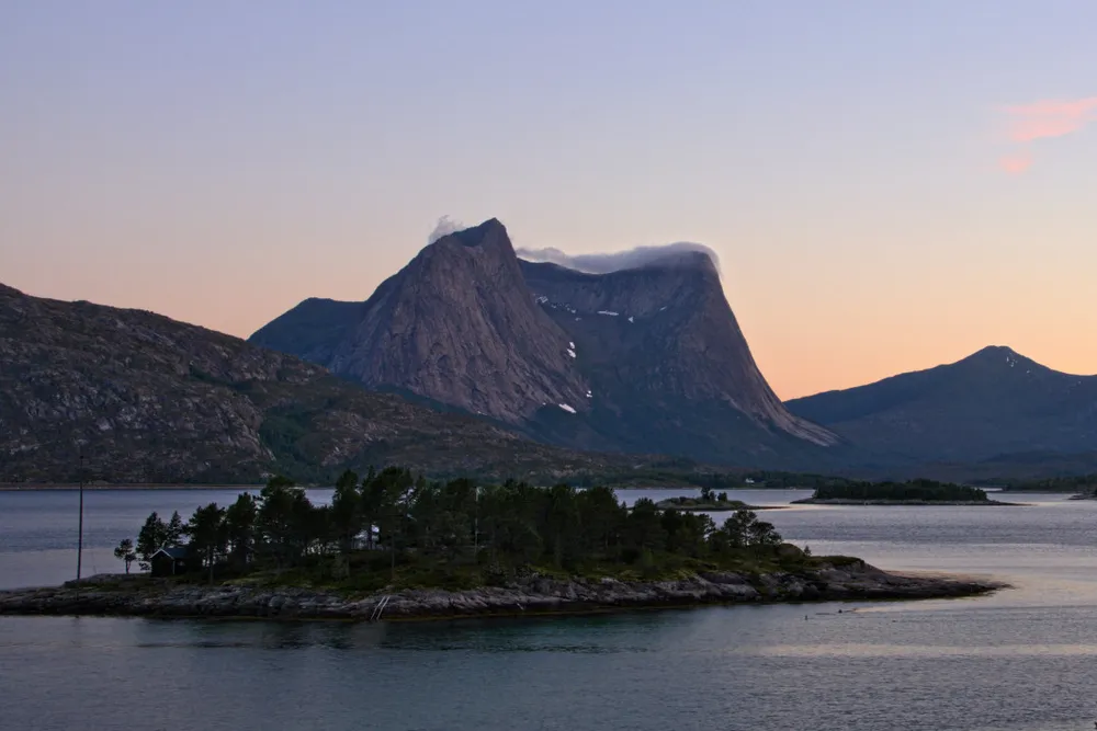 Fergesambandet i Nordland elektrifiseres. Det har ført til et komplekst prosjekt for Kystnett, på oppdrag fra Statens vegvesen. I ettertid har partene kranglet om hvordan anleggsbidraget egentlig skal beregnes, og hvor stort det skal være.