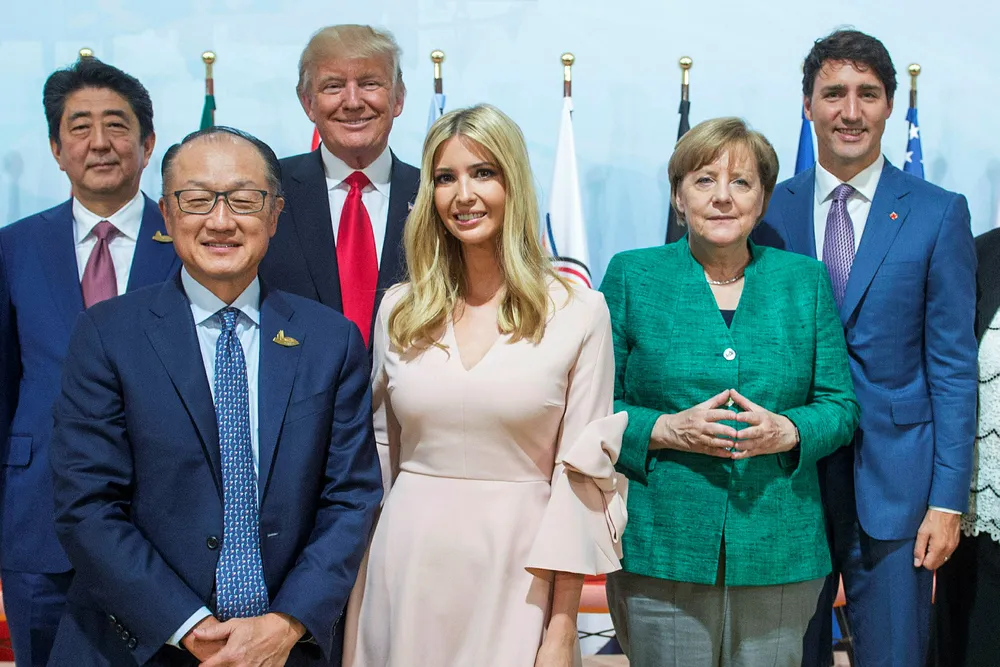 Donald Trumps datter Ivanka har spilt en fremtredende rolle på G20-møtet i Hamburg, her mellom Verdensbankens sjef Jim Young Kim og Tysklands statsminister Angela Merkel under presentasjonen av et nytt globalt kvinnefond. Foto: Ryan Remiorz