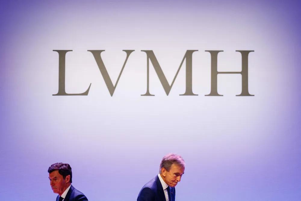 LVMH-sjef Bernard Arnault (t.h.) og finansdirektør Jean-Jacques Guiony (t.v.) avbildet på en kvartalspresentasjon tidligere i år.