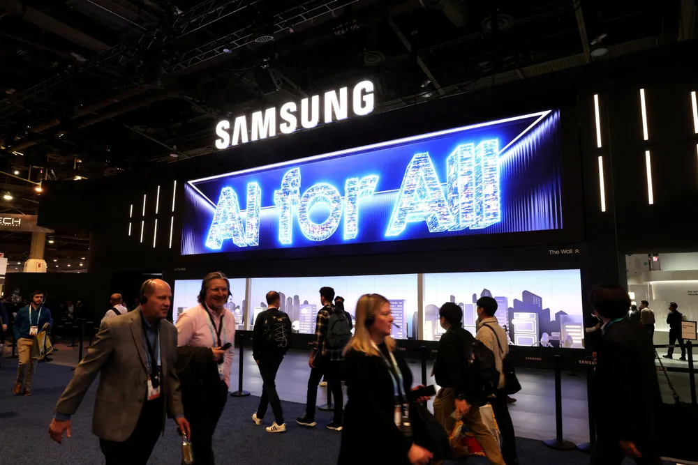 Samsung satser for fullt på kunstig intelligens med nye smarttelefoner og annen forbrukerelektronikk. Selskapet er blitt hengende bak SK Hynix på å levere avansert dataminne til datasentre som benytter Nvidias prosessorer til kunstig intelligens.