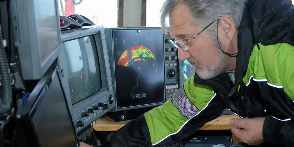 MYE SILD: Skipper Tore Hillersøy har aldri sett så mye sild som i år.Foto: Einar Lindbæk