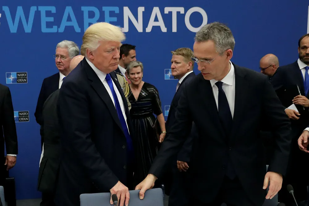 USAs president Donald Trump lekset torsdag opp for Nato-sjef Jens Stoltenberg og sine allierte på Nato-toppmøtet i Brussel. Men hjemme i USA blokkerer domstolene for Trumps innreiseforbud. Foto: Matt Dunham/AP Photo/NTB Scanpix