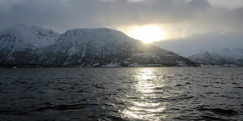 Nord-Norsk vinter i Kvænangen kommune i Troms. Hav, fjord, fjell, sjø