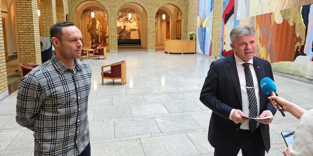Fiskeri- og havminister Bjørnar Skjæran (Ap) forenkler rapporteringskravene. Her sammen med Torgeir Knag Fylkesnes (Sv).