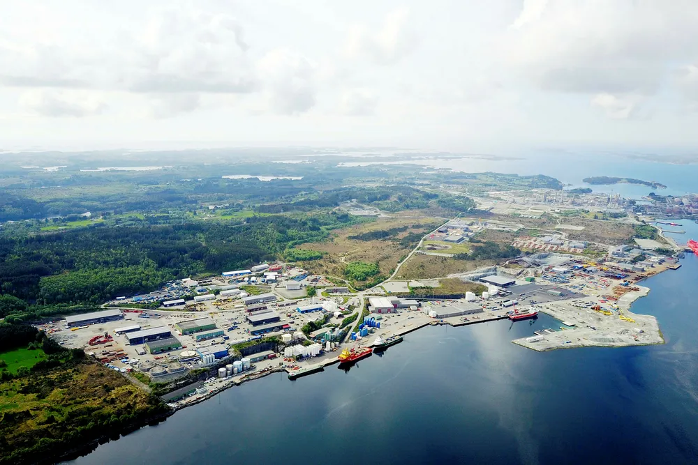 På forsyningsbasen Mongstad nord for Bergen (bildet) kan konsekvensene bli store dersom LO-medlemmer tas ut i streik. Foto: CCB Mongstad