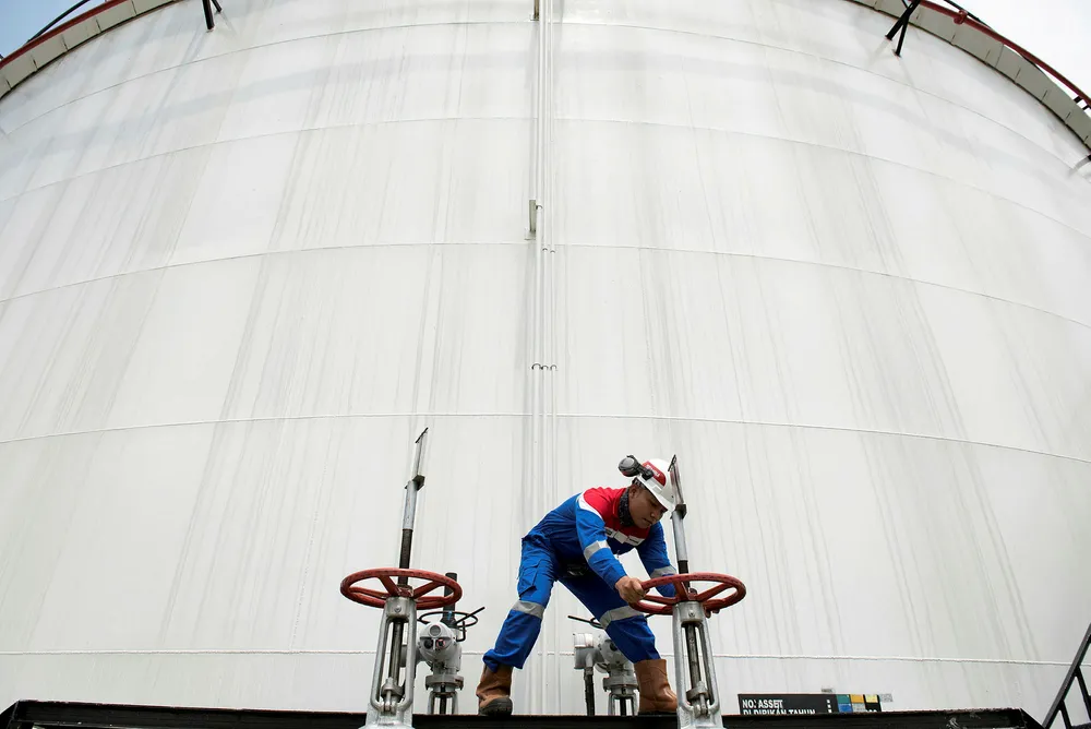 Oil price falls again