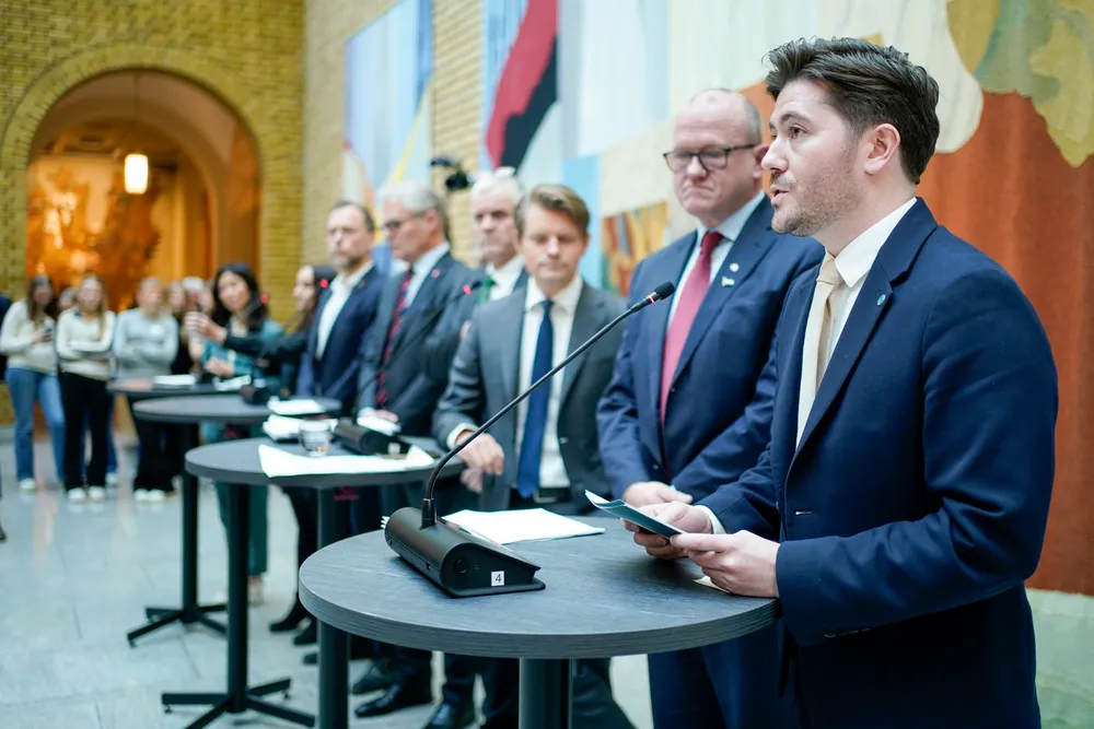 Saksordfører Grunde Almeland (V) offentliggjør innstillingen i habilitetssakene, som kontroll- og konstitusjonskomiteen har jobbet med siden juli i fjor.