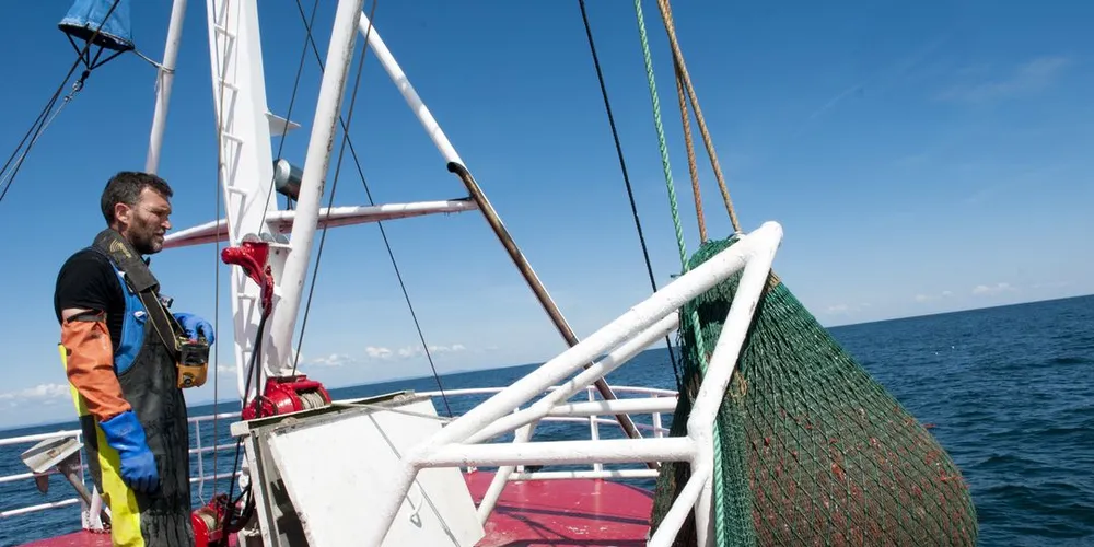 Skipper Steinar Bredsand på reketråleren «Mostein» er mer fornøyd med sorteringsristen i dag enn han var i fjor sommer da dette bildet ble tatt. Foto: Kjersti Kvile
