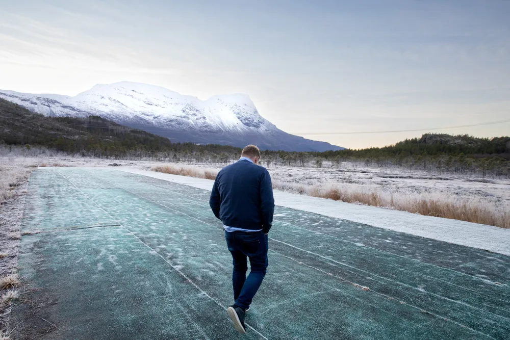 Høyspentledningen henger lavt over myra der Marius Larsen og Narvik batteri vil bygge batterifabrikk. Så langt er det bare den lokale modellflyklubben som har landingsstripe her.