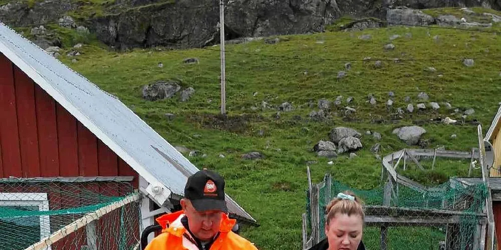 Edvin Wallmann og Carina Prytz Wallmann holder opp garnene som tydelig viser at noen har klippet dem opp og stjålet fisk.Foto: Privat